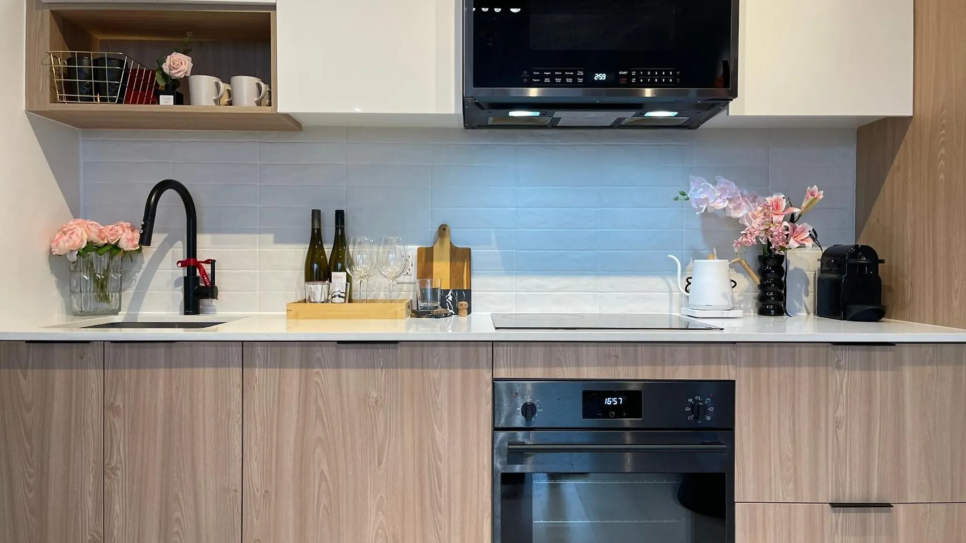 Deluxe Penthouse Two Bedrooms Suites Skyline Cn Tower Lakeview Dt Toronto Infivilla