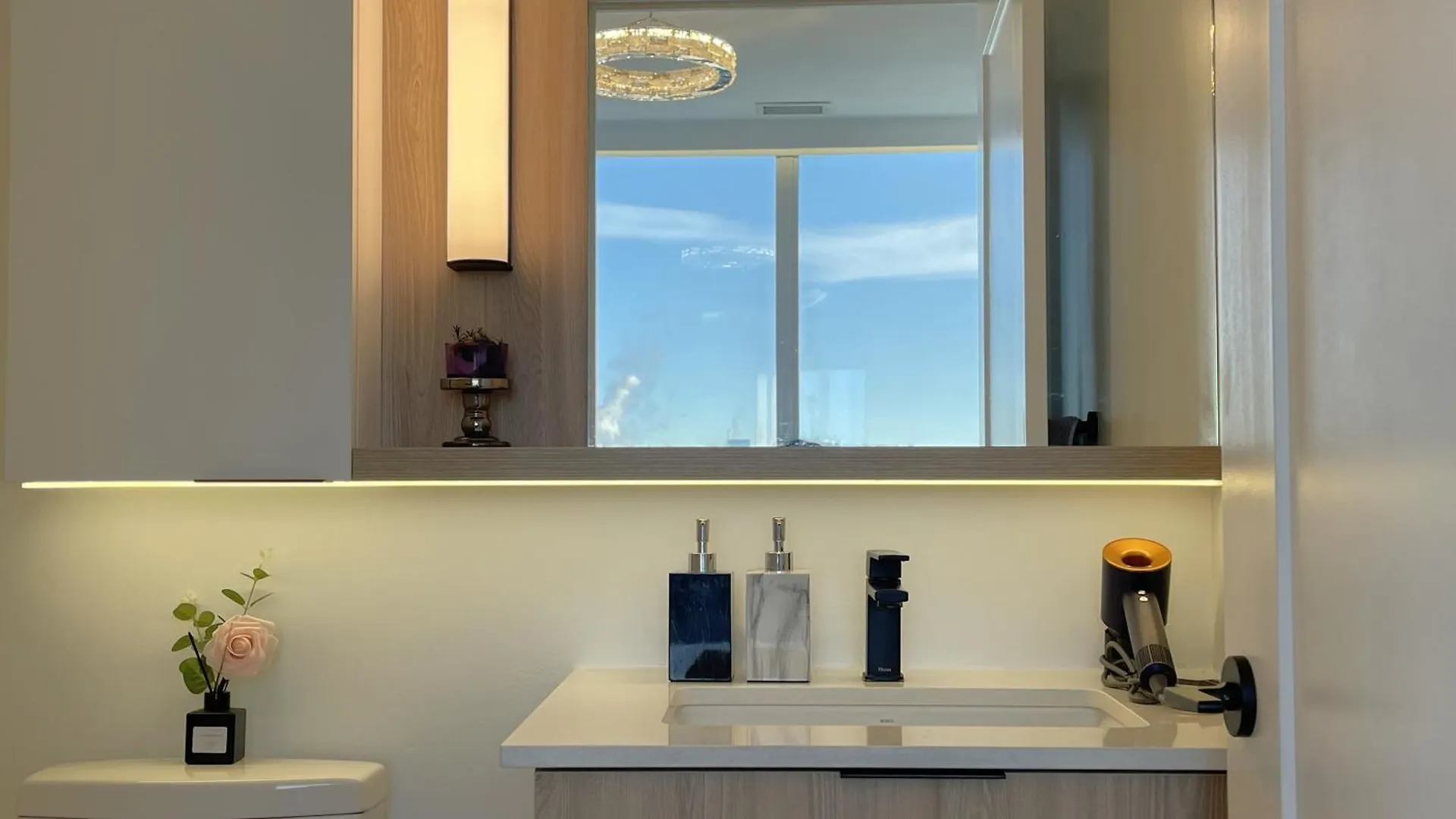 Deluxe Penthouse Two Bedrooms Suites Skyline Cn Tower Lakeview Dt Toronto Infivilla